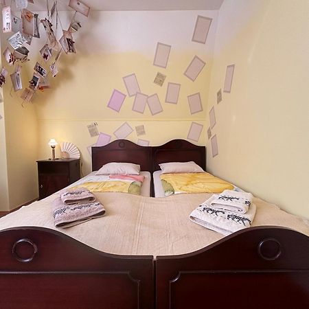 קרלובי וארי Poet'S Theme Room, Free Parking מראה חיצוני תמונה